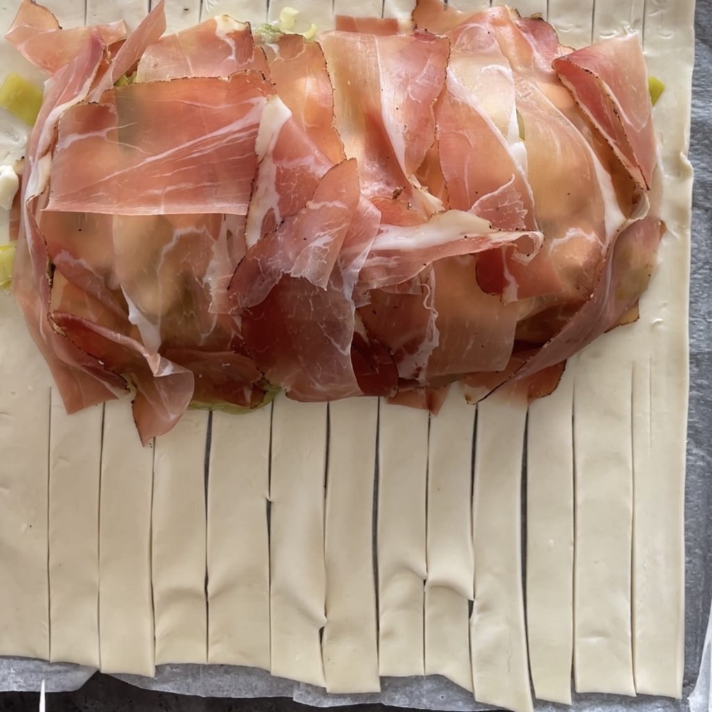 Torta salata con porri e speck