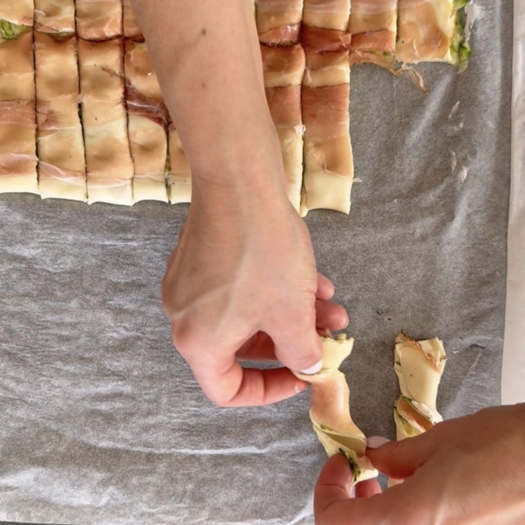 Torsades de pâte feuilletée salées avec speck et courgettes