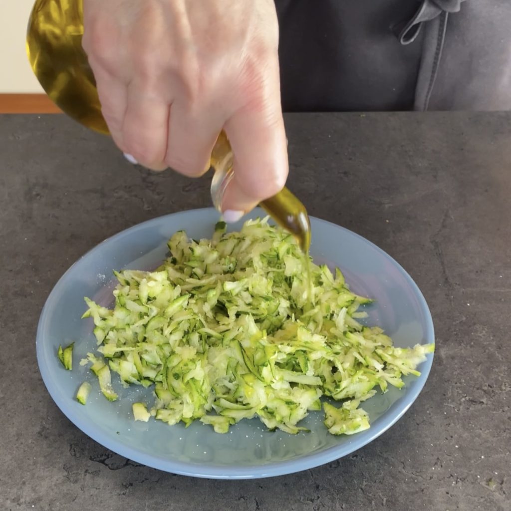 Torsades de pâte feuilletée salées avec speck et courgettes
