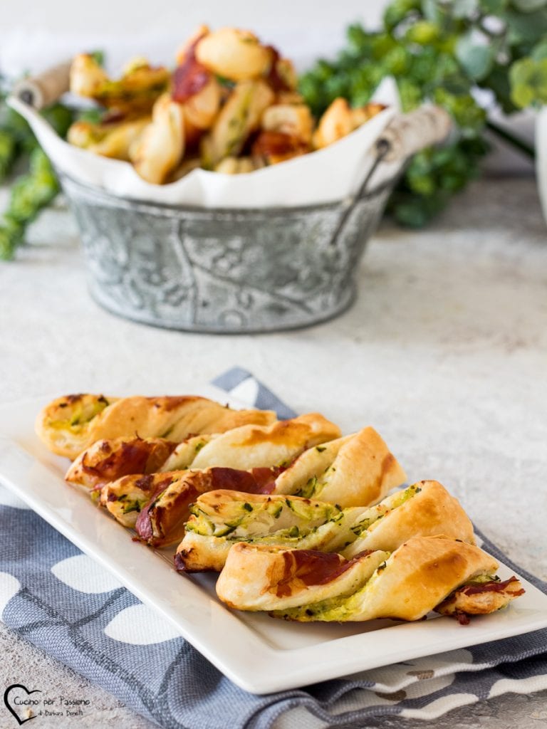 Torsades de pâte feuilletée salées avec speck et courgettes