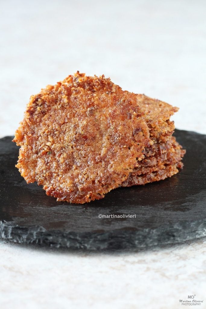 Tuiles de parmesan et tomates séchées