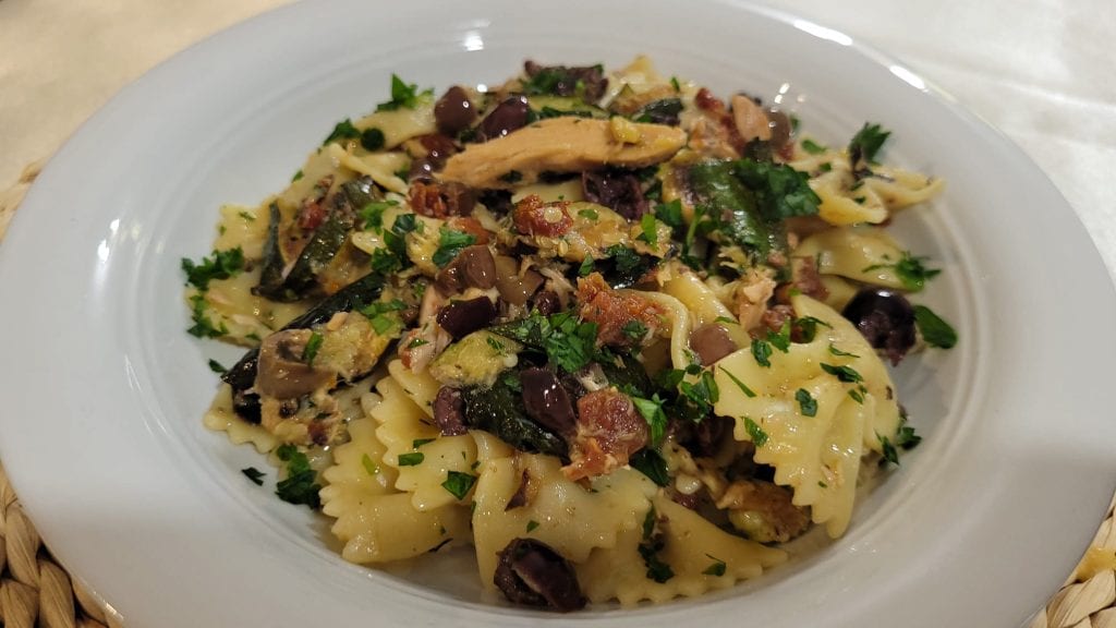 Farfalle froides avec thon et courgettes grillées à la friteuse à air