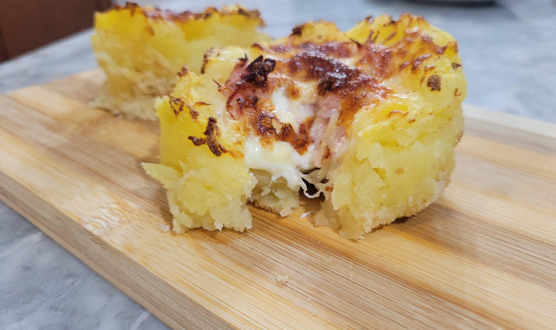 Muffins de pommes de terre, stracchino et jambon cuit