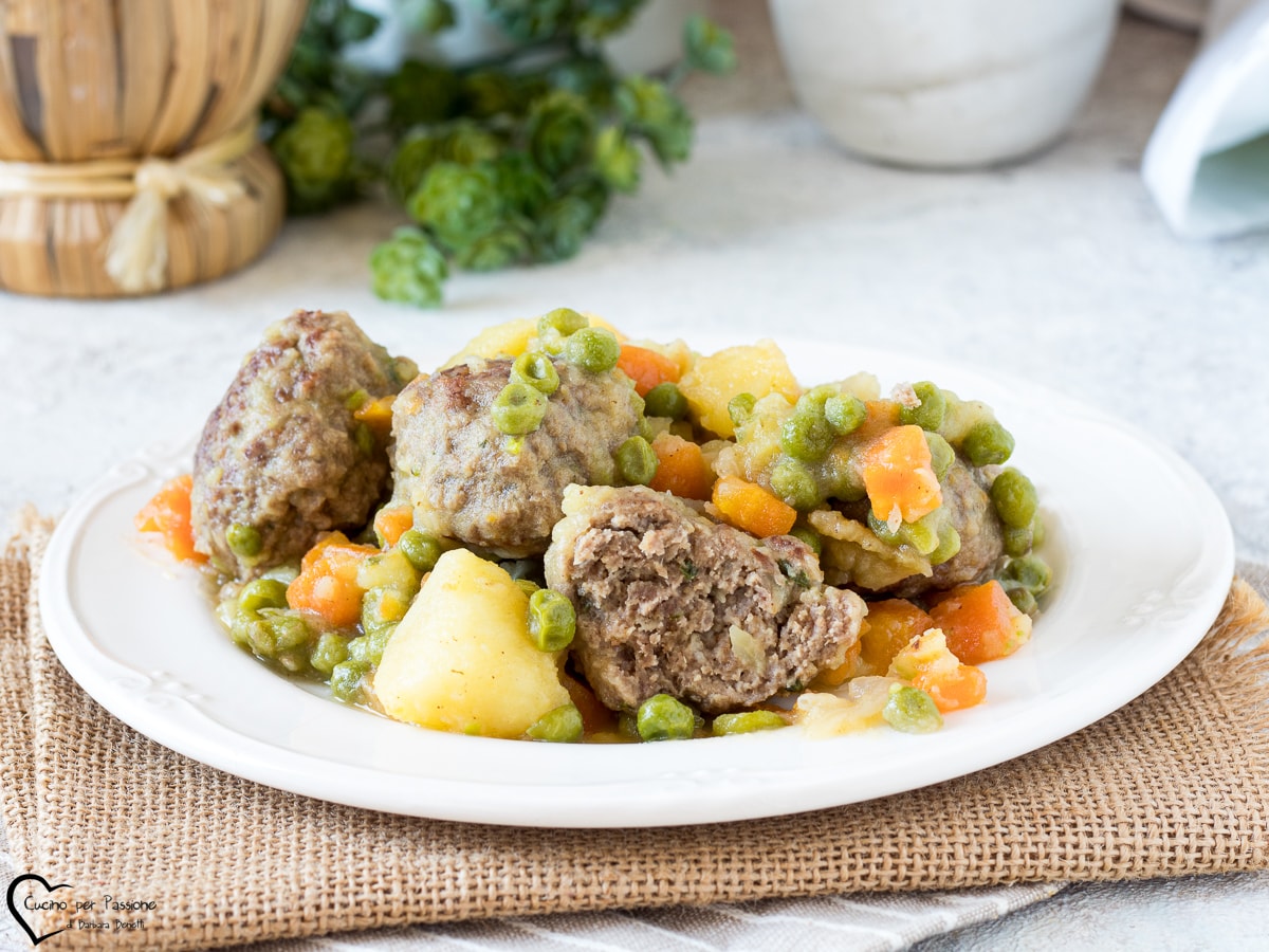 BOULETTES AVEC LES POMMES DE TERRE CAROTTES ET PETITS POIS