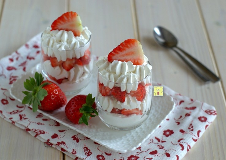 Coupes de crème, fraises et meringues