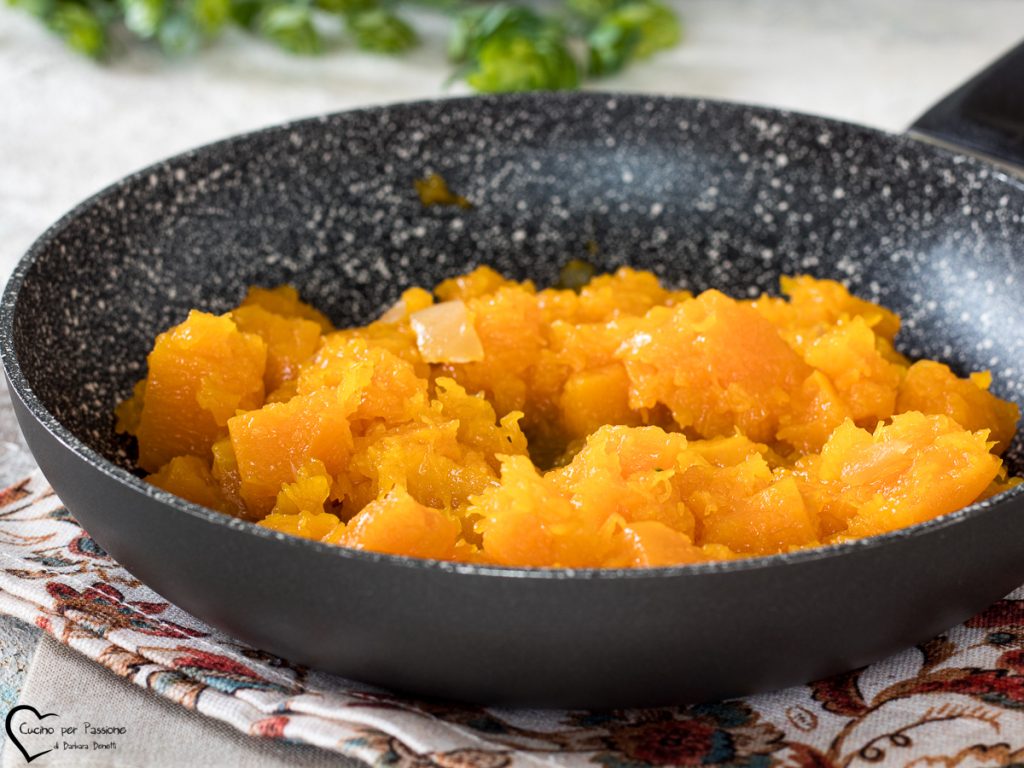 courge à la poêle avec oignon