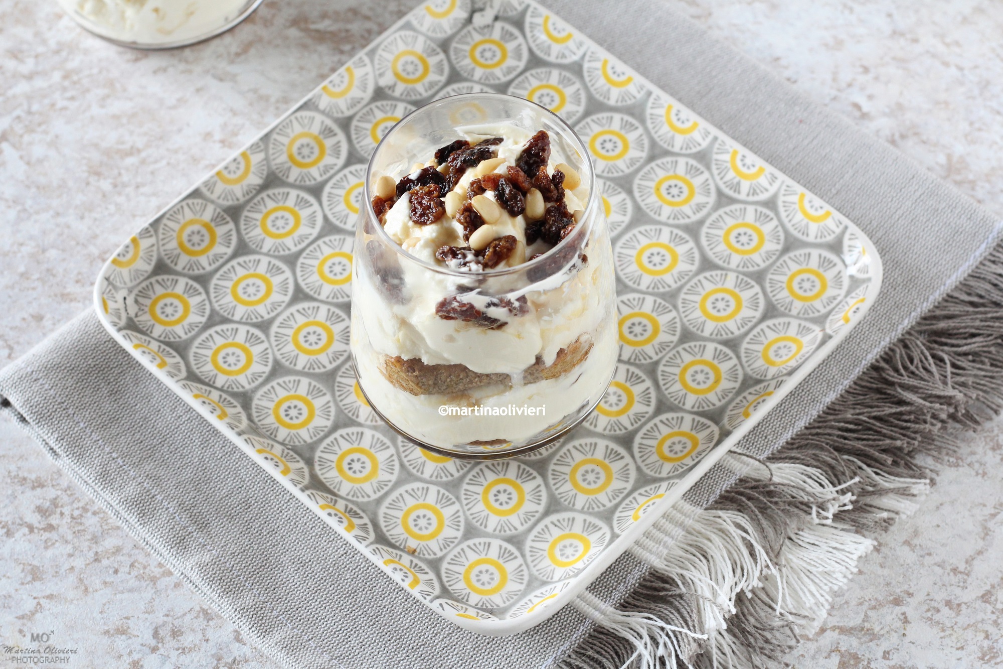 Coupes avec crème au mascarpone, raisins secs et pignons