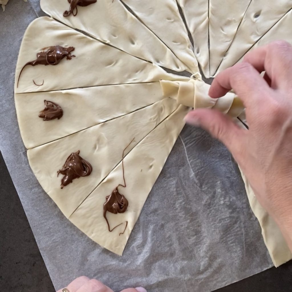 croissants de pâte feuilletée et nutella en friteuse à air