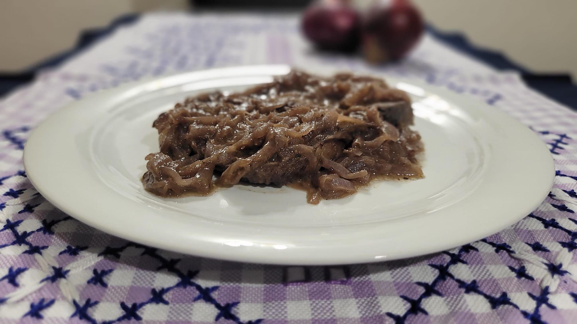 Côtelettes de Porc aux Oignons et Vin Rouge