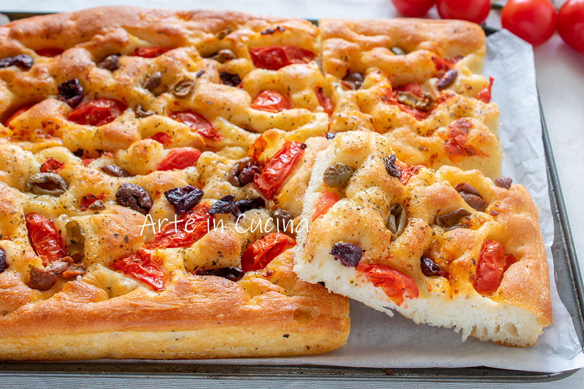 Focaccia aux tomates cerises et olives super moelleuse