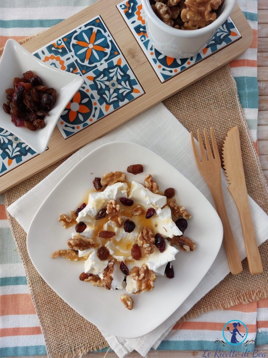 Fromage de Chèvre avec miel, noix et raisins secs