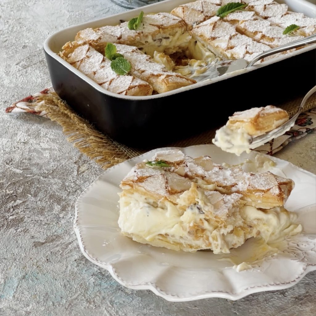 gâteau avec feuilletés et crème chantilly