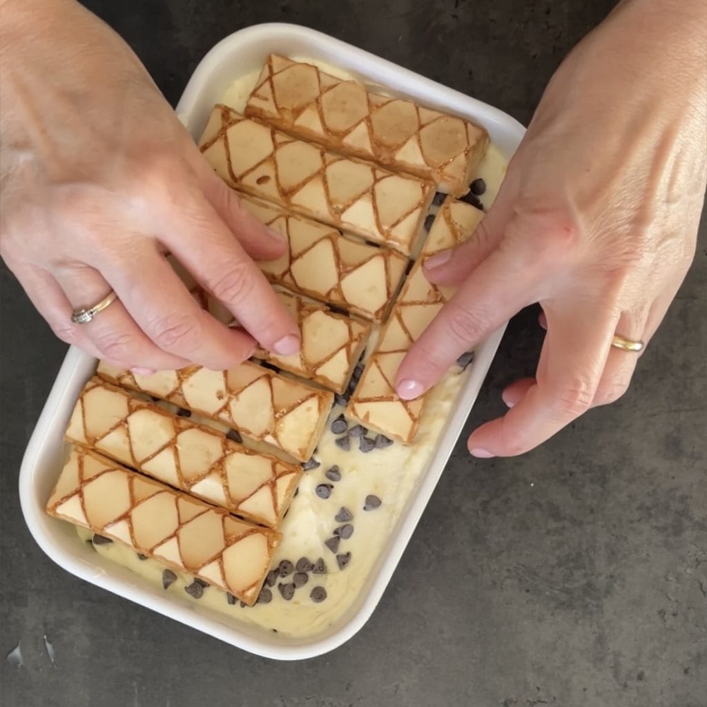 gâteau avec feuilletés et crème chantilly