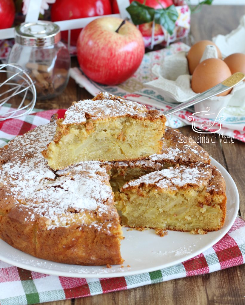 gâteau moelleux aux pommes avec beurre et cannelle