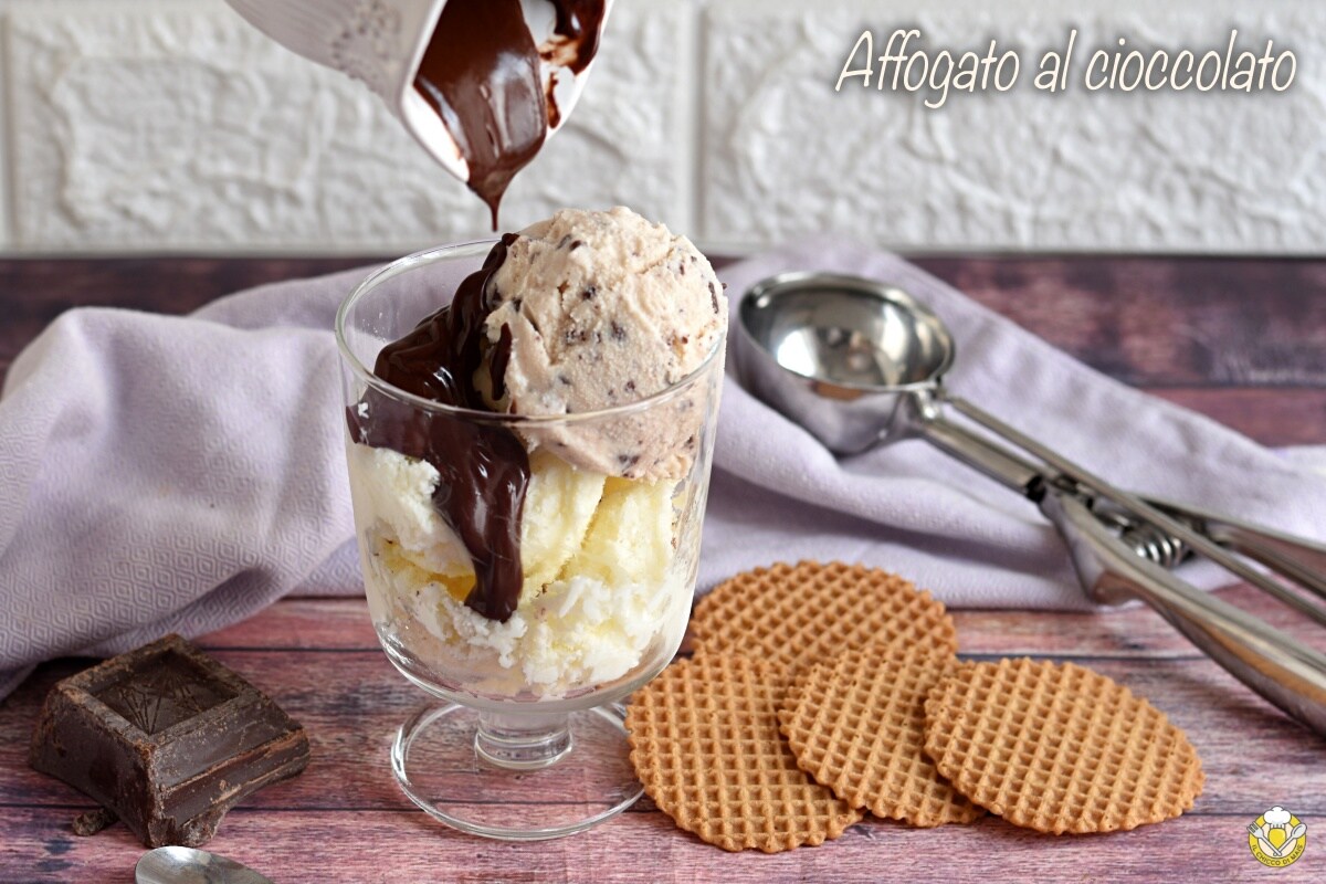 Glace noyée: au chocolat, café, liqueur, caramel