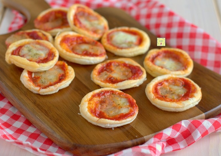 Mini-pizzas en pâte feuilletée dans une friteuse à air