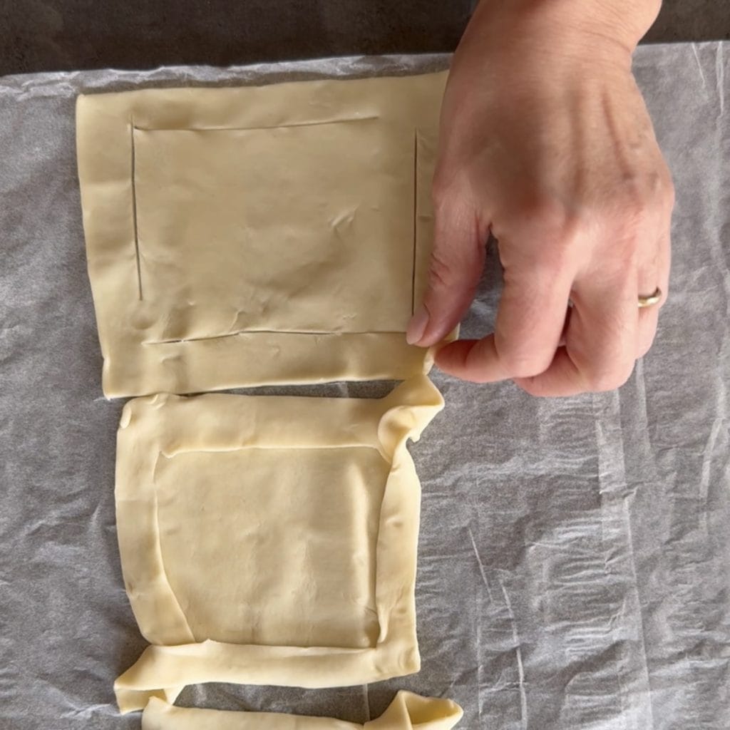 mini-quiches de pâte feuilletée au jambon et mozzarella