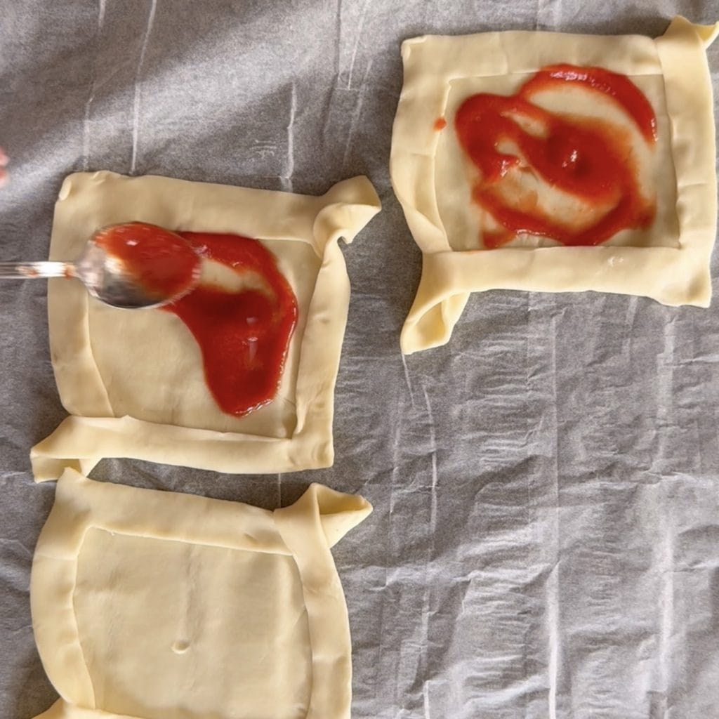 mini-quiches de pâte feuilletée au jambon et mozzarella