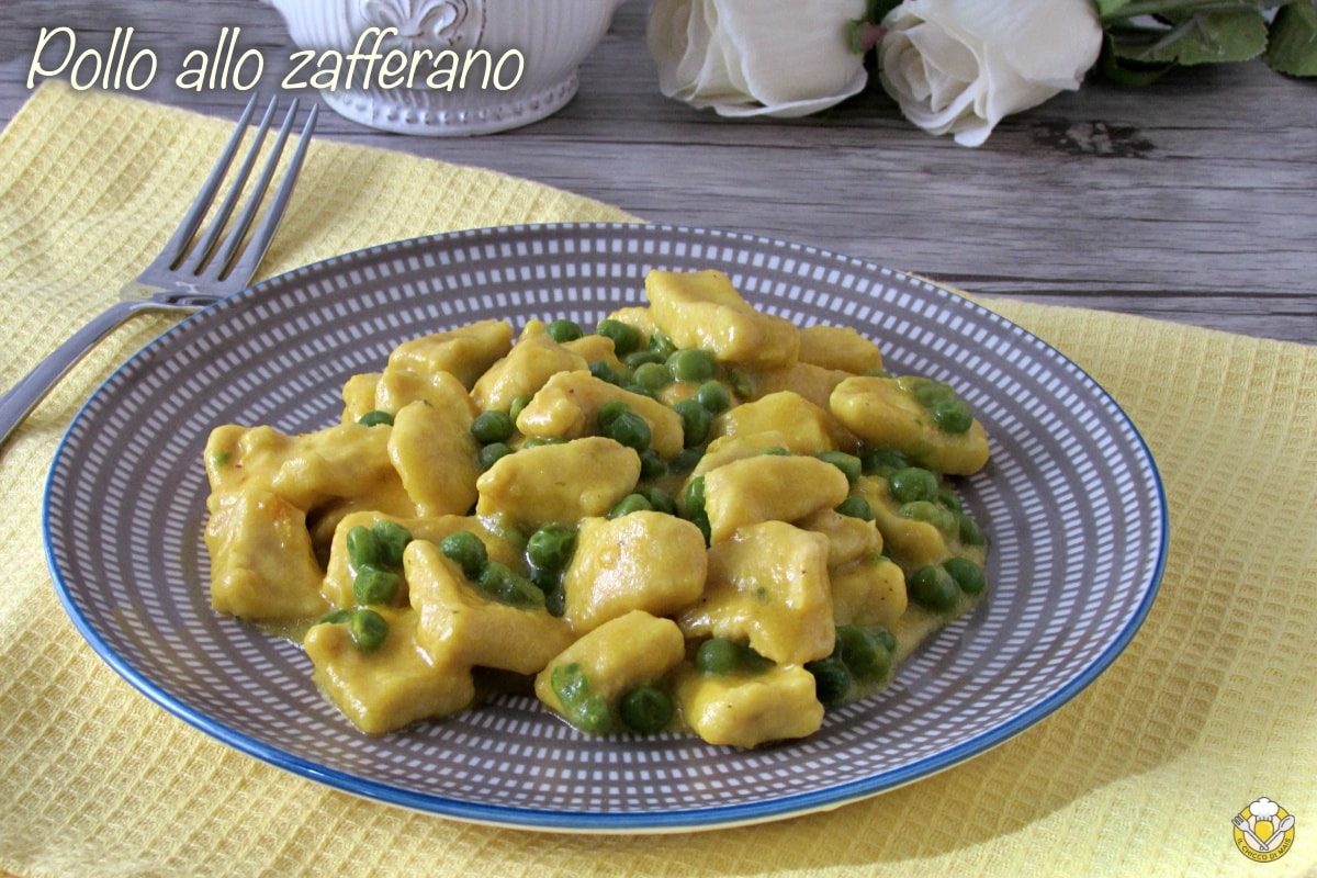 Morceaux de poulet au safran avec petits pois