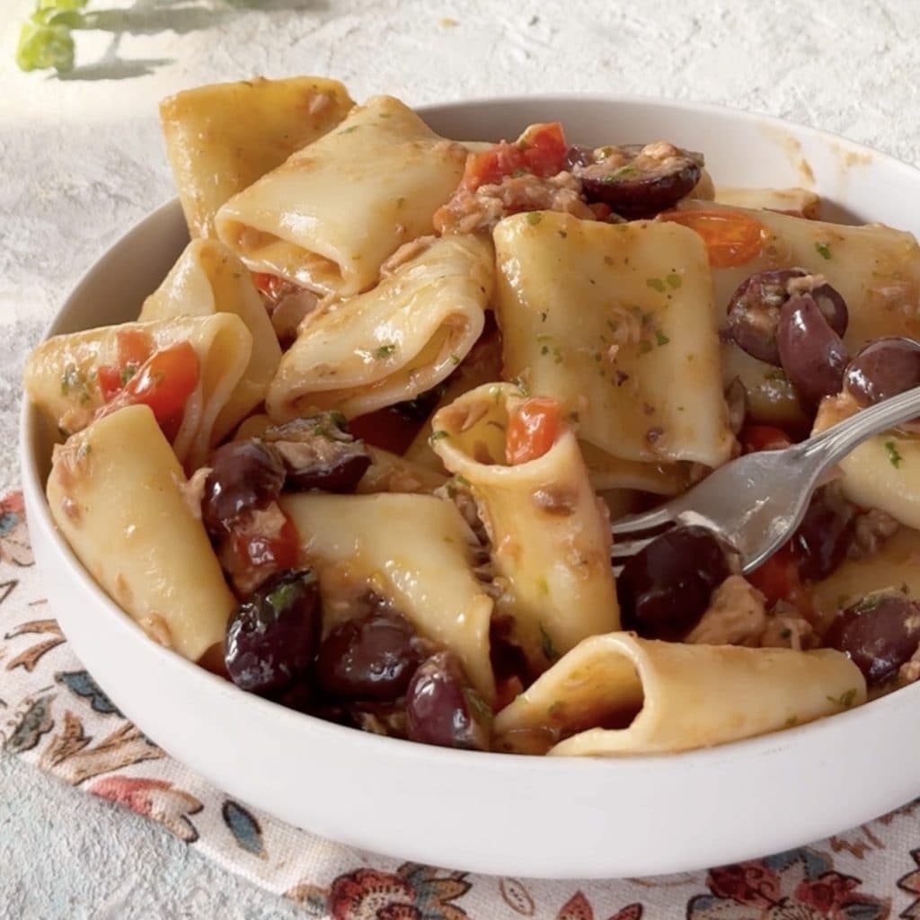 pâtes au thon, olives et câpres