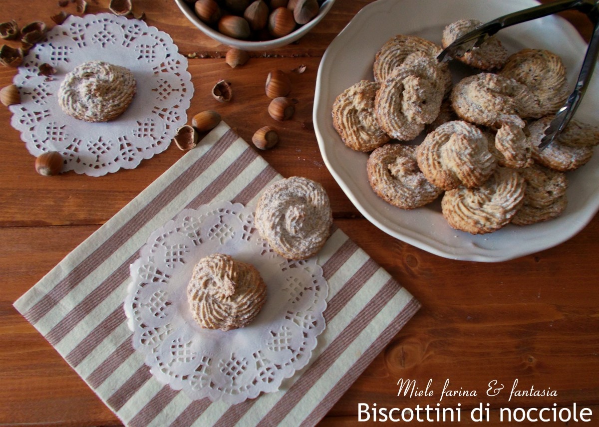 Petits biscuits de dessert aux noisettes avec blancs d’œufs