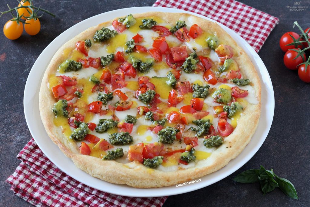 Pizza aux tomates cerises rouges, jaunes et mousse de basilic