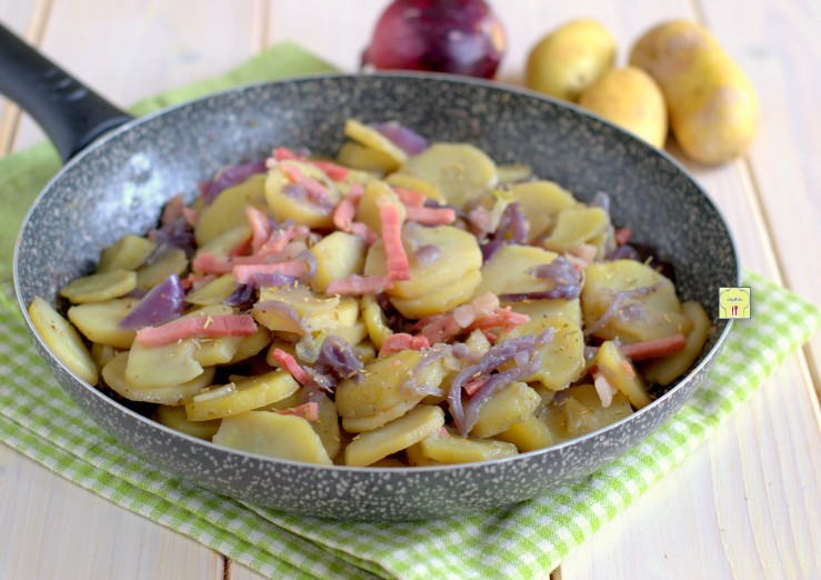 Pommes de terre avec speck et oignons rouges