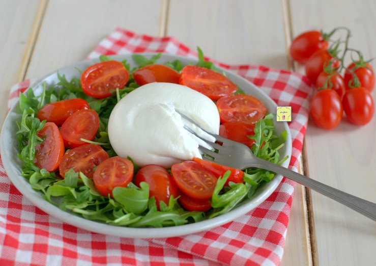 Salade avec burrata tomates cerises et roquette