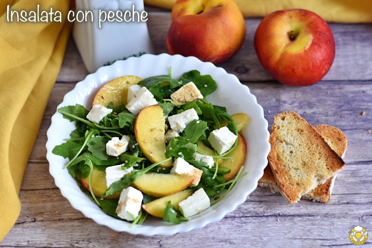 Salade avec pêches, feta et roquette