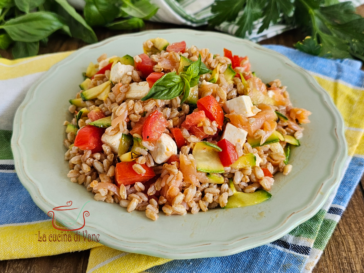 SALADE D&rsquo;ÉPEAUTRE AVEC SAUMON COURGETTES tomates cerises et feta
