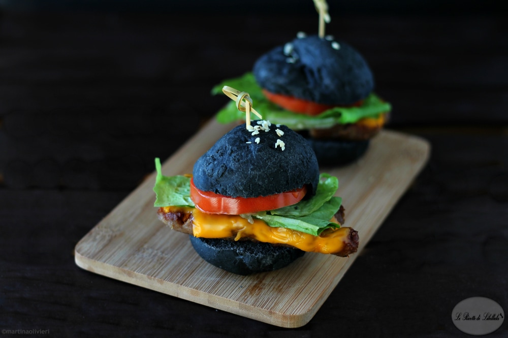 Sandwich noir avec saucisse