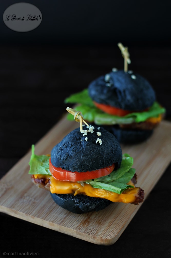 Sandwich noir avec saucisse