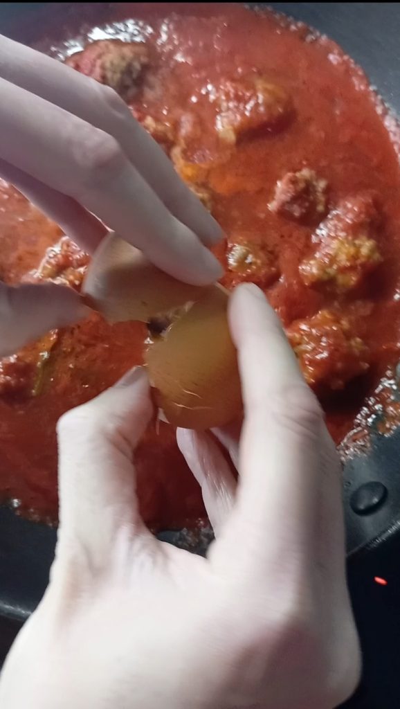 Nous versons l'œuf dans la sauce