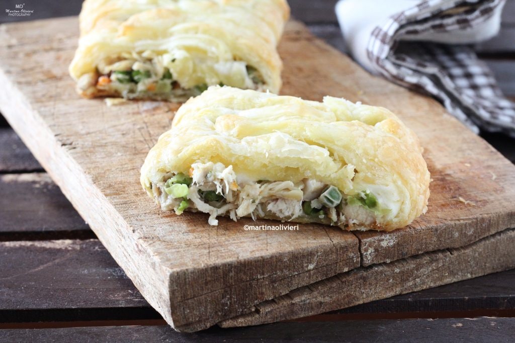 Strudel salé au poulet, petits pois et champignons