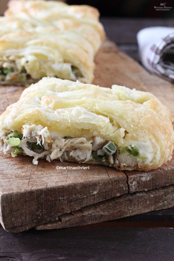 Strudel salé au poulet, petits pois et champignons