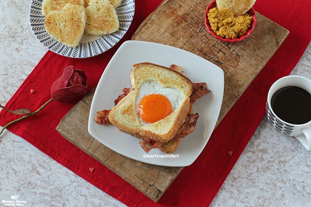 Toast au cœur d'œuf avec bacon et avocat