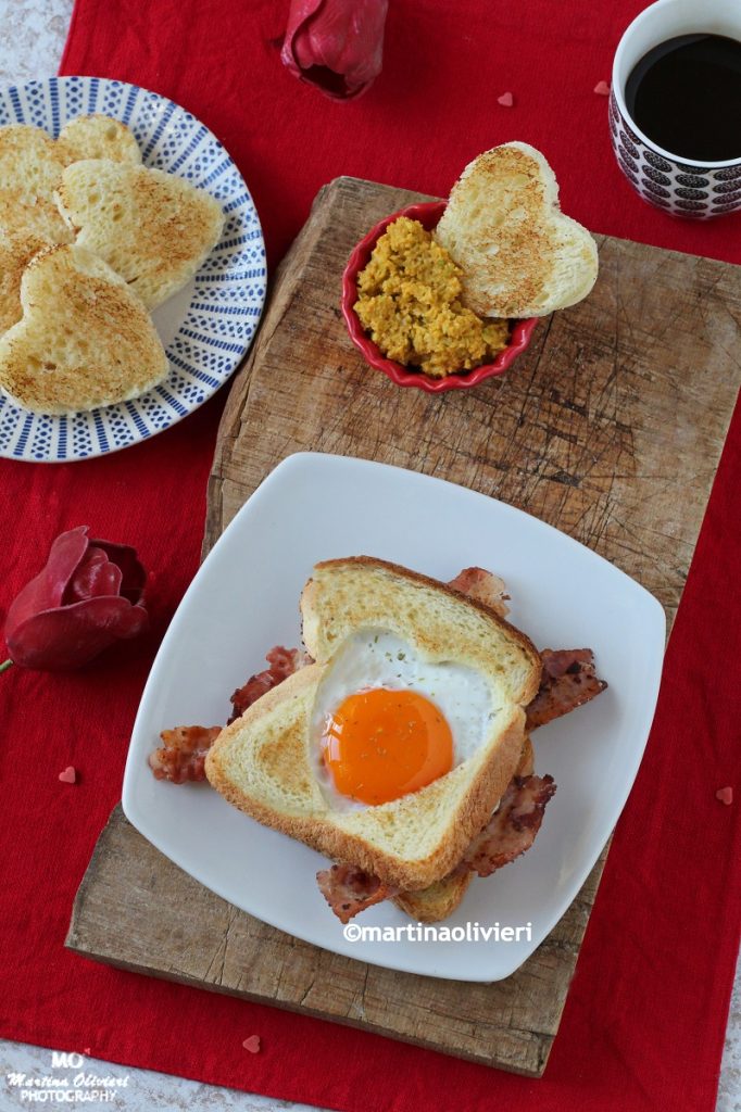 Toast au cœur d'œuf avec bacon et avocat