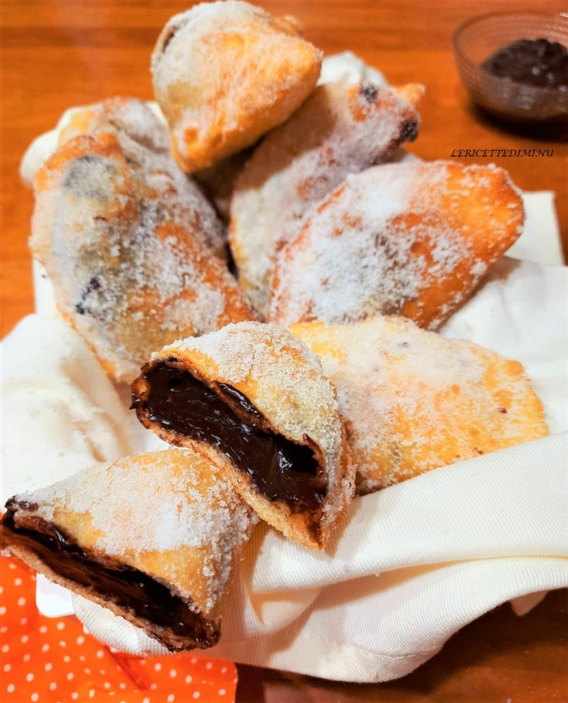 Beignets de pâte à pain et crème au chocolat