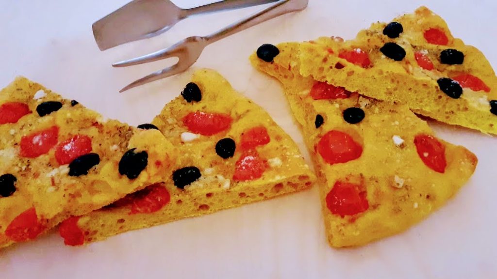 FOCACCIA À LA CURCUMA, OLIVES NOIRES ET TOMATES CERISES