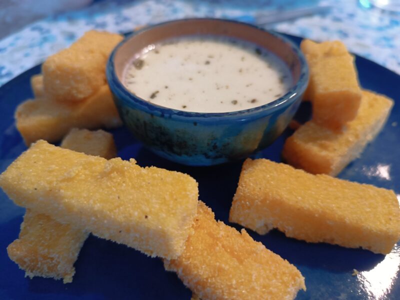 Bâtonnets de polenta avec fondue aux herbes parfumées