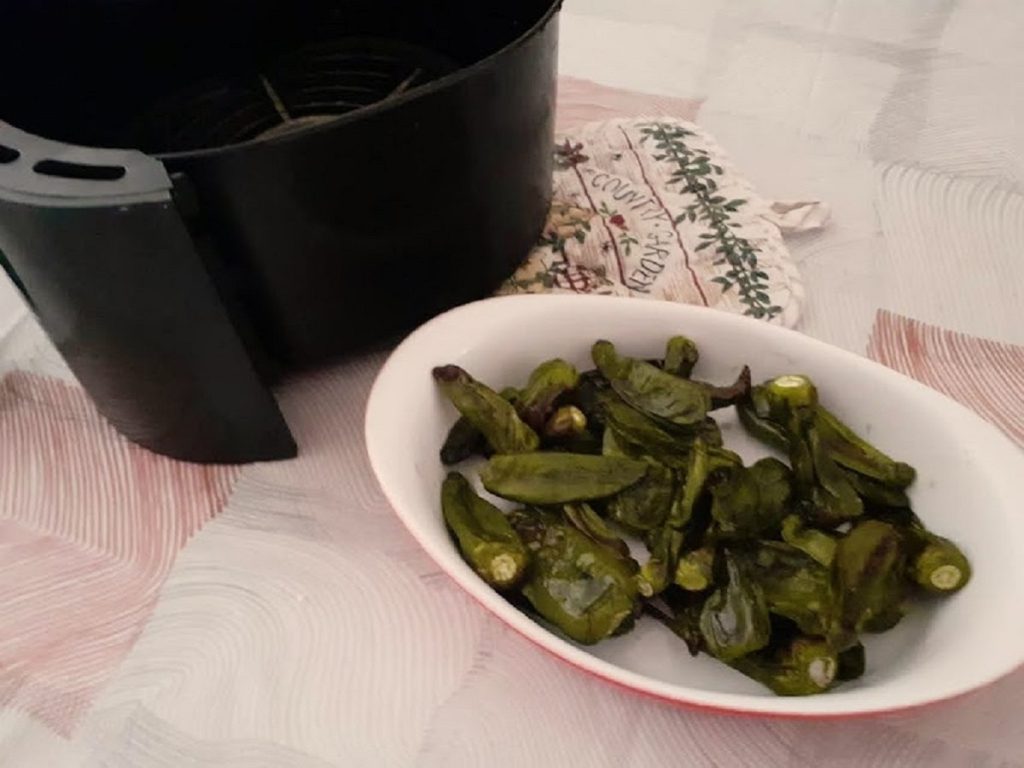 Friggitelli à la friteuse à air frits comme à la poêle avec de l'huile d'olive extra vierge