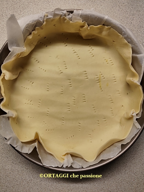 pâte feuilletée dans le moule percée