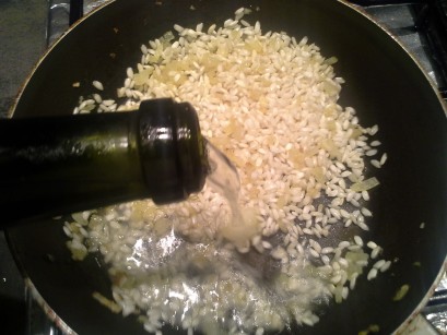 déglacer le riz avec le vin blanc sec