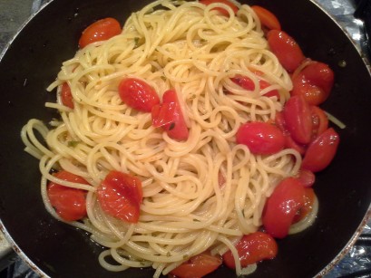 Spaghetti, ail, huile piment et tomates cerises