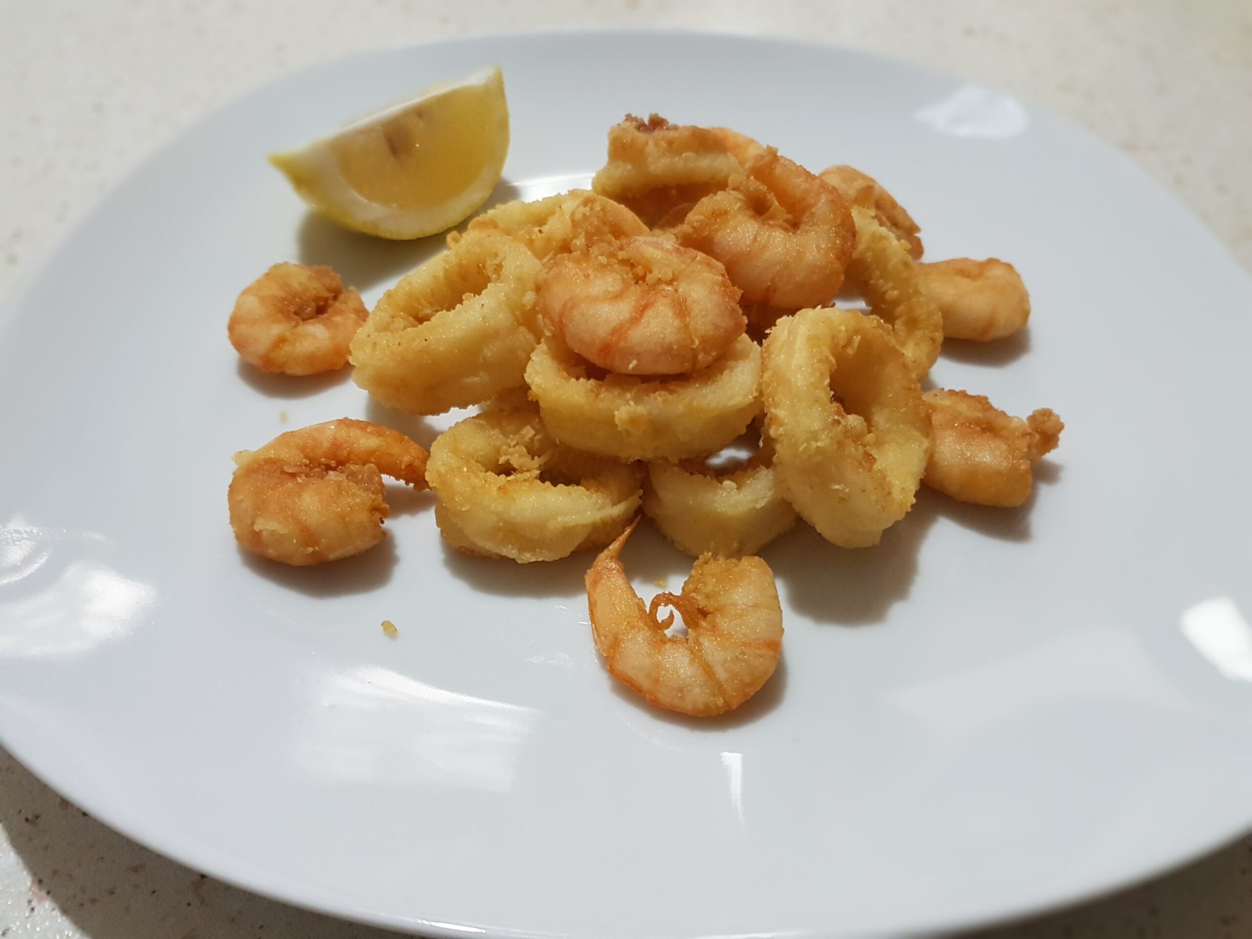 Friture de calamars et crevettes