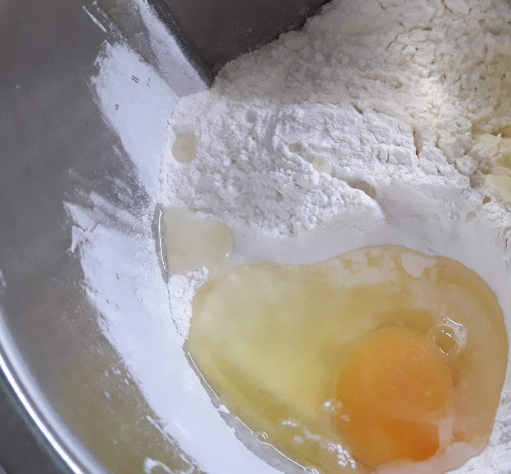 les Babà au rhum avec crème et fraises