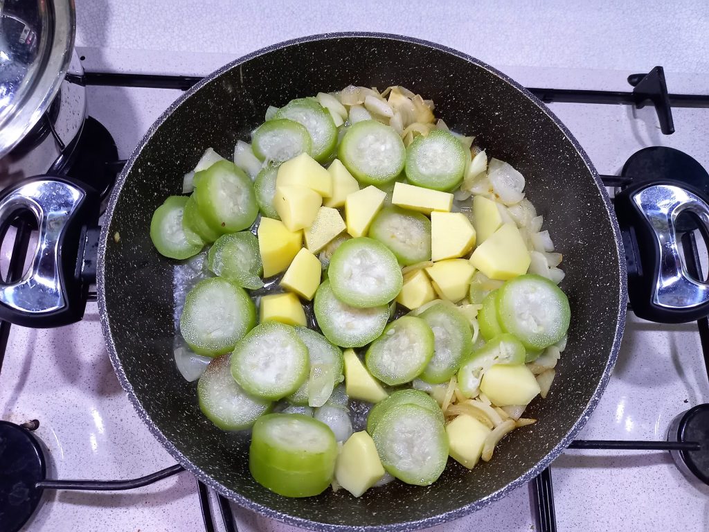 Poulet avec courgette longue sicilienne