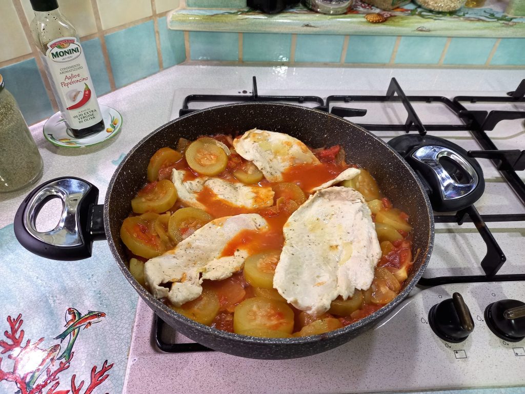 Poulet avec courgette longue sicilienne