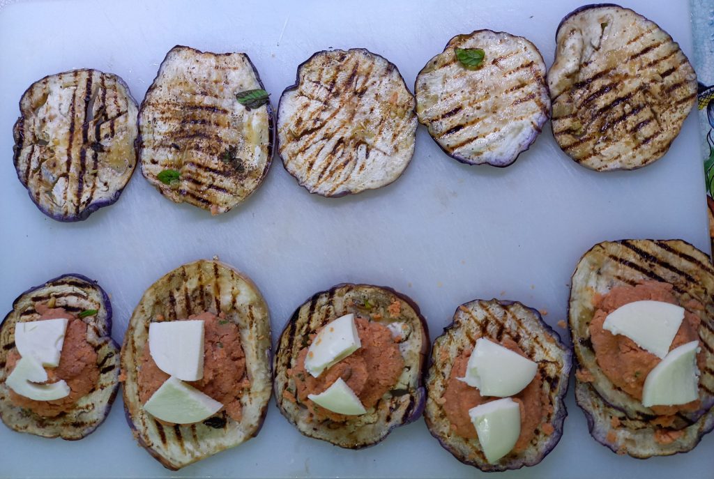 Apéritif d'aubergines à la beccafico grillées