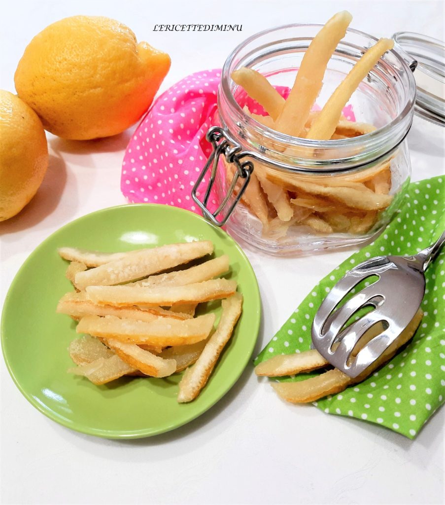 Écorces de citron confites avec trempage